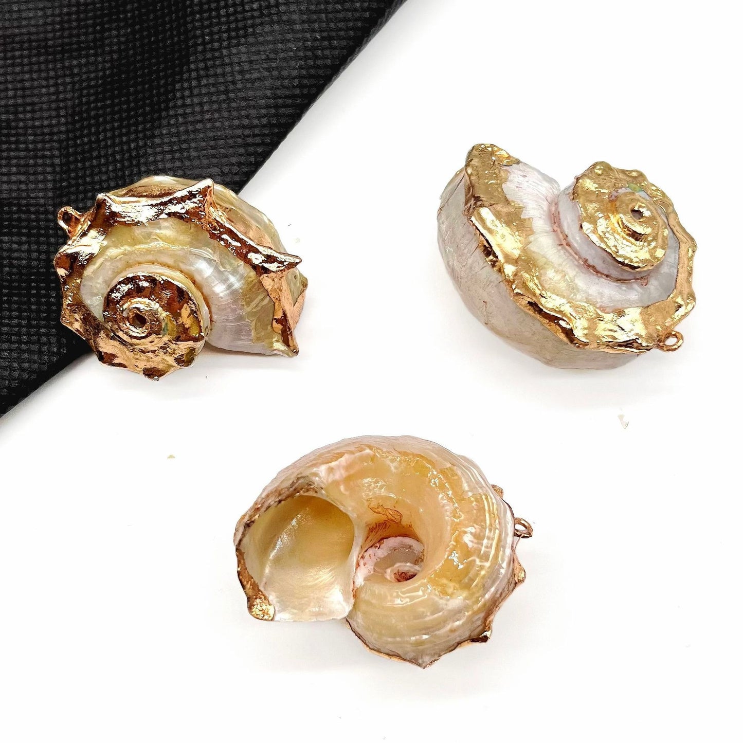 X2293 Natural sea shell with gold-gilded edges pendant for DIY handmade bracelet, necklace, earrings or other decorative accessories. Material: Natural sea shell