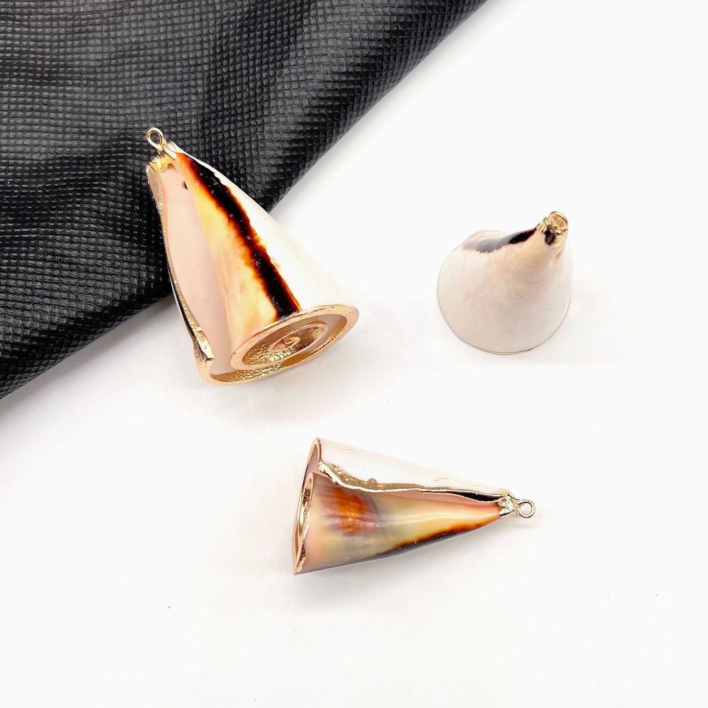 X2293 Natural sea shell with gold-gilded edges pendant for DIY handmade bracelet, necklace, earrings or other decorative accessories. Material: Natural sea shell