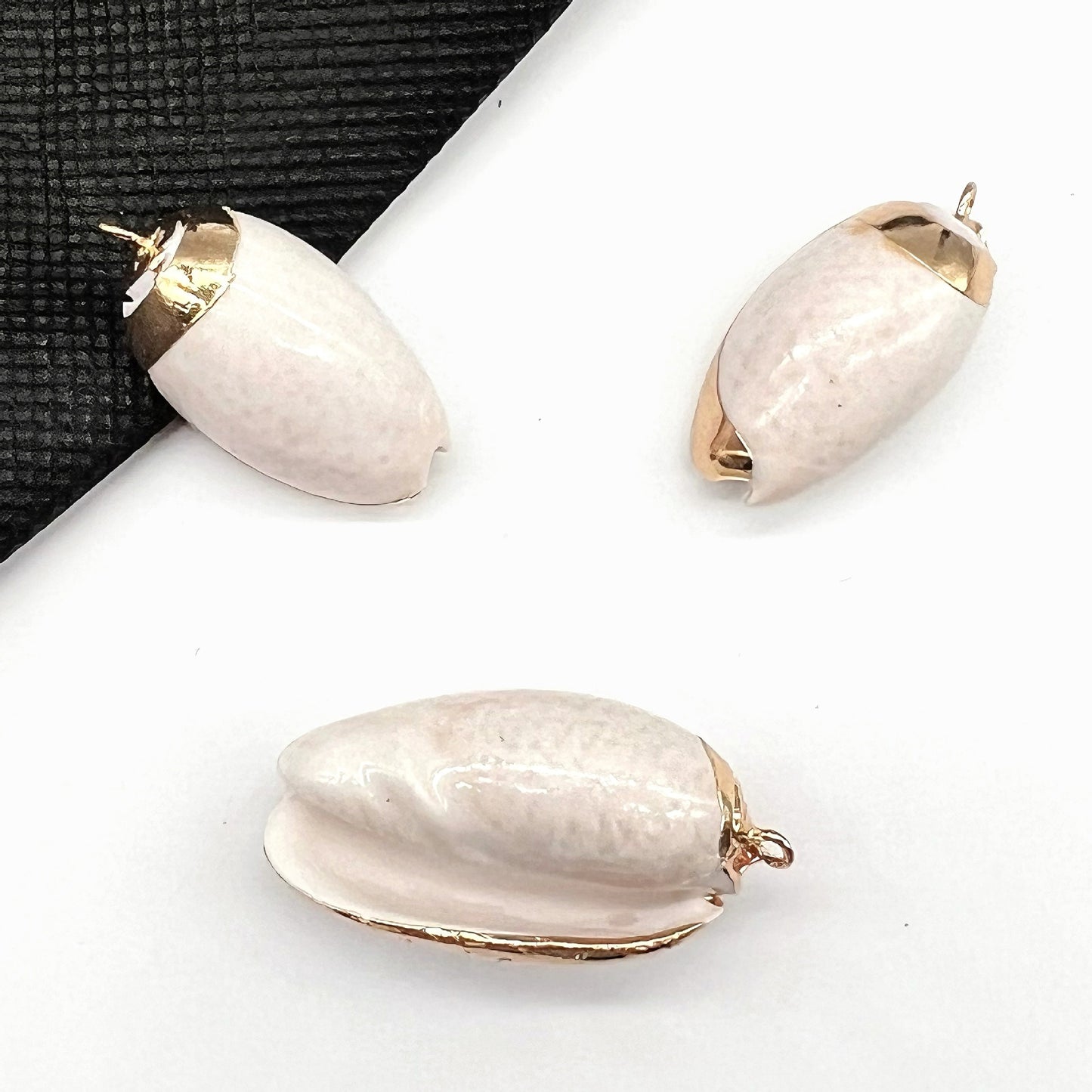 X2293 Natural sea shell with gold-gilded edges pendant for DIY handmade bracelet, necklace, earrings or other decorative accessories. Material: Natural sea shell
