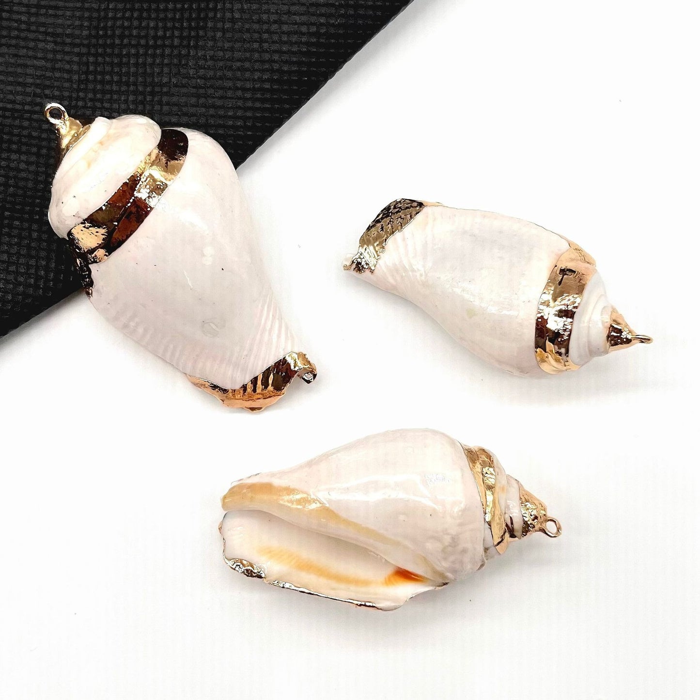 X2293 Natural sea shell with gold-gilded edges pendant for DIY handmade bracelet, necklace, earrings or other decorative accessories. Material: Natural sea shell