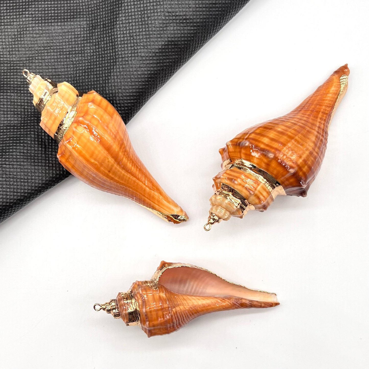 X2293 Natural sea shell with gold-gilded edges pendant for DIY handmade bracelet, necklace, earrings or other decorative accessories. Material: Natural sea shell