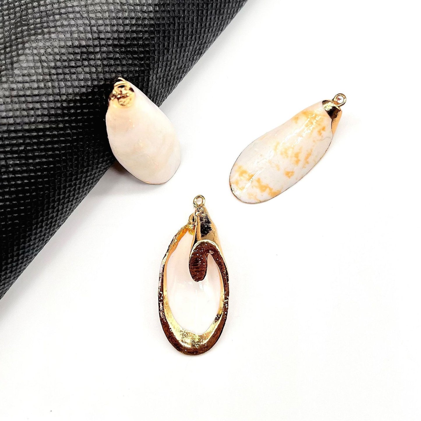 X2293 Natural sea shell with gold-gilded edges pendant for DIY handmade bracelet, necklace, earrings or other decorative accessories. Material: Natural sea shell
