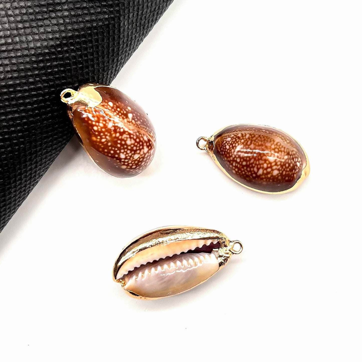 X2293 Natural sea shell with gold-gilded edges pendant for DIY handmade bracelet, necklace, earrings or other decorative accessories. Material: Natural sea shell