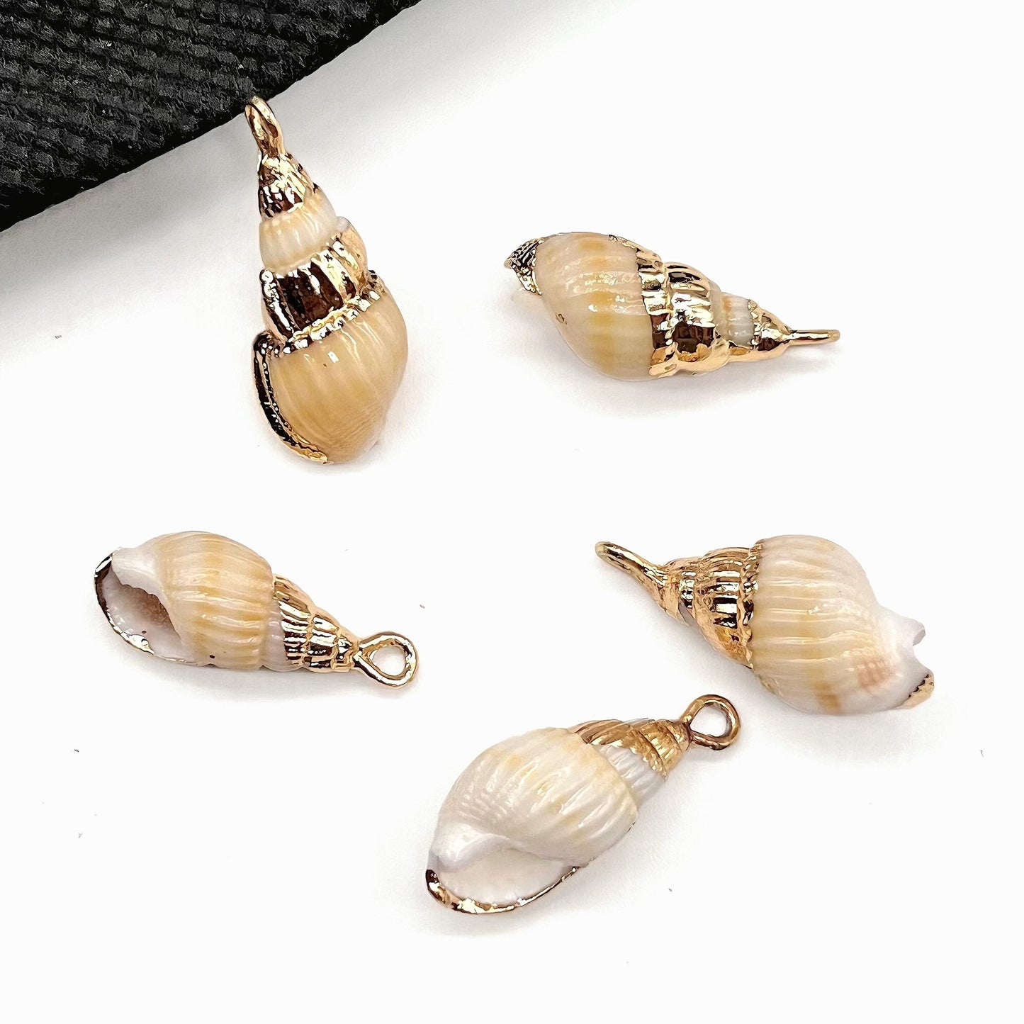 X2293 Natural sea shell with gold-gilded edges pendant for DIY handmade bracelet, necklace, earrings or other decorative accessories. Material: Natural sea shell