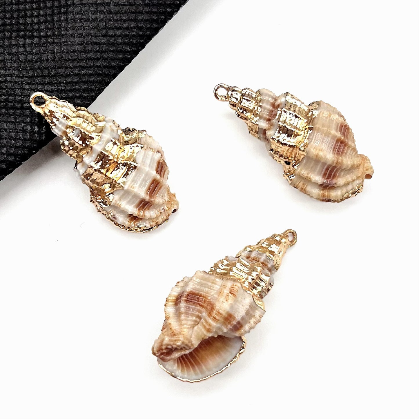 X2293 Natural sea shell with gold-gilded edges pendant for DIY handmade bracelet, necklace, earrings or other decorative accessories. Material: Natural sea shell