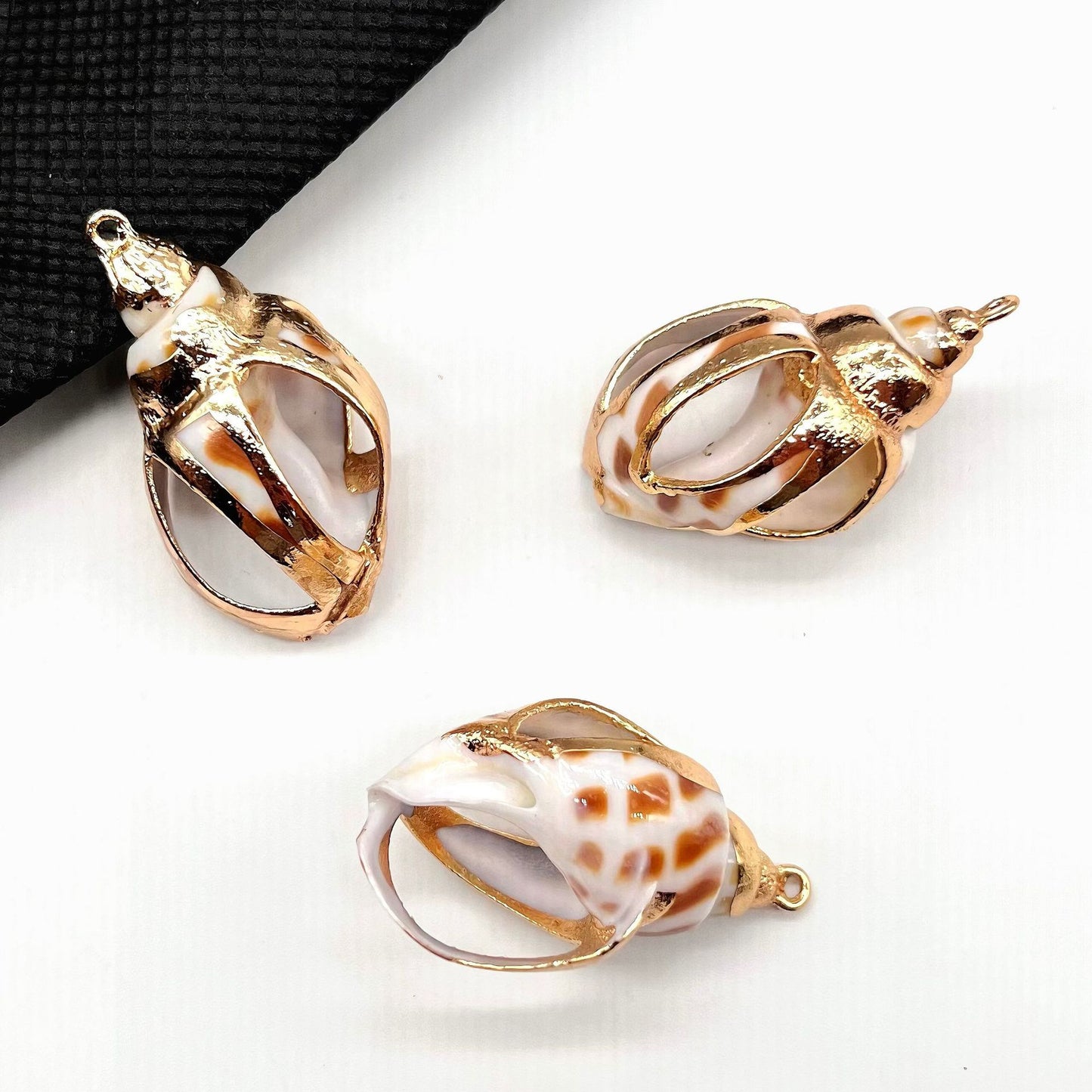 X2293 Natural sea shell with gold-gilded edges pendant for DIY handmade bracelet, necklace, earrings or other decorative accessories. Material: Natural sea shell