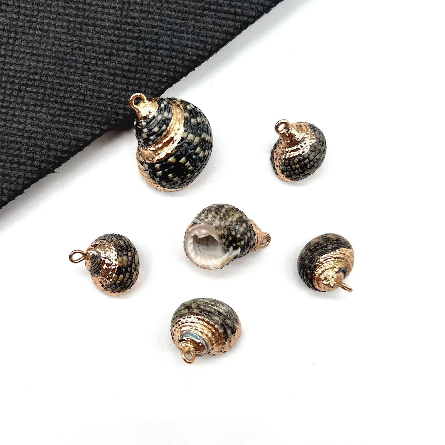 X2293 Natural sea shell with gold-gilded edges pendant for DIY handmade bracelet, necklace, earrings or other decorative accessories. Material: Natural sea shell