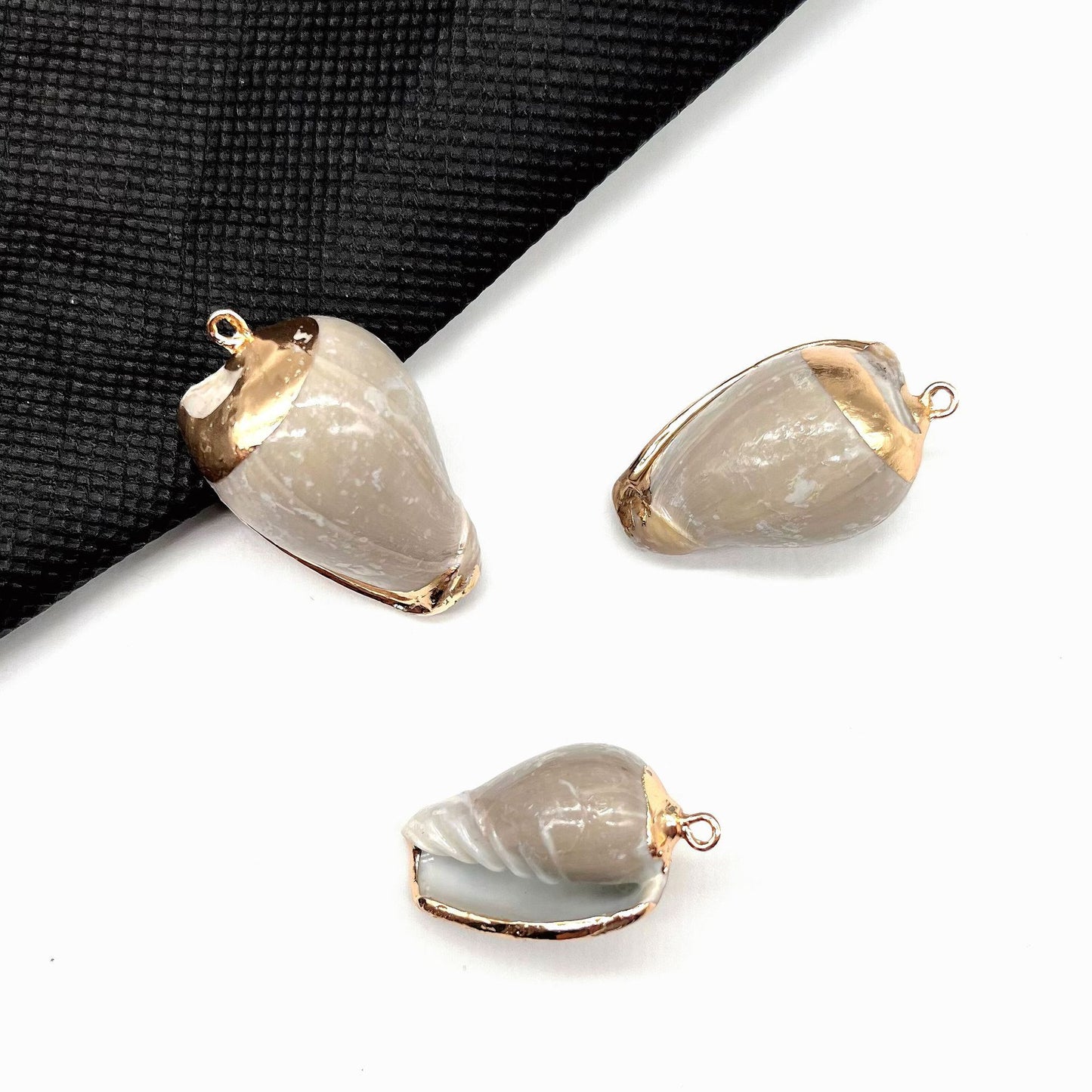 X2293 Natural sea shell with gold-gilded edges pendant for DIY handmade bracelet, necklace, earrings or other decorative accessories. Material: Natural sea shell