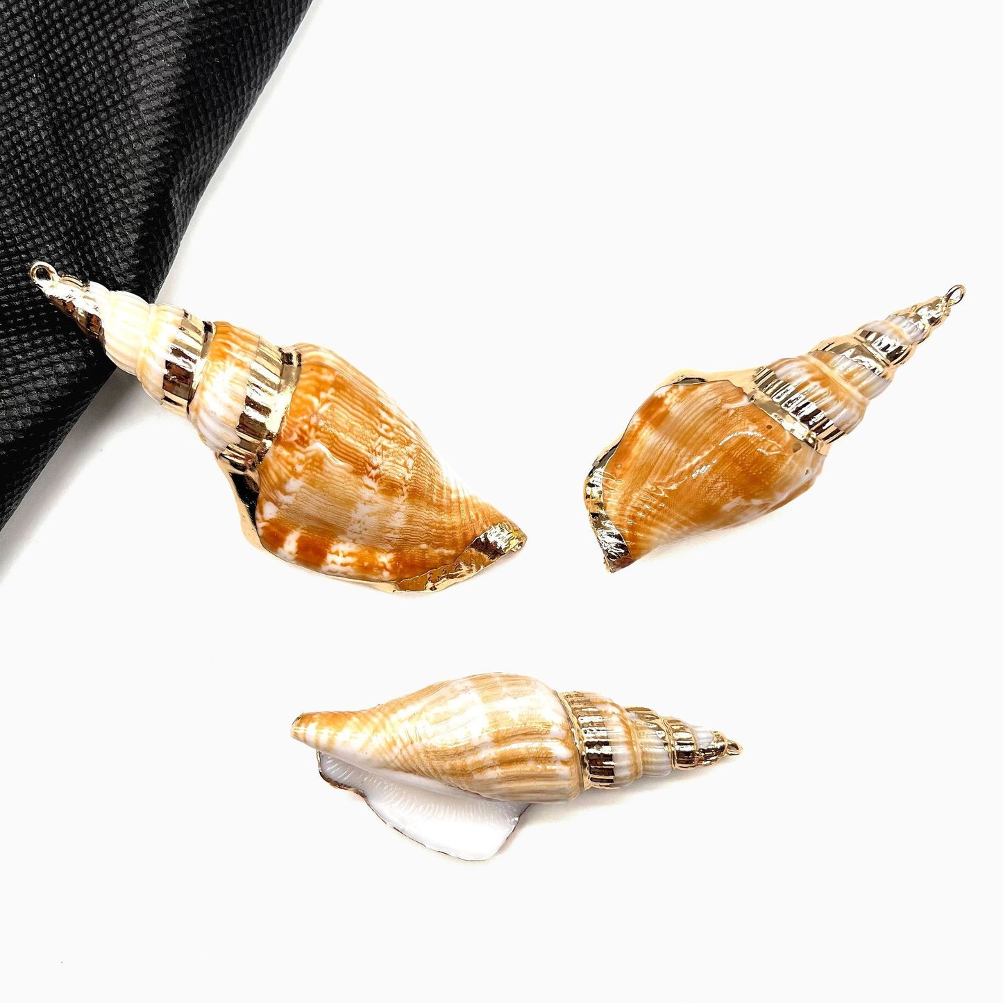 X2293 Natural sea shell with gold-gilded edges pendant for DIY handmade bracelet, necklace, earrings or other decorative accessories. Material: Natural sea shell