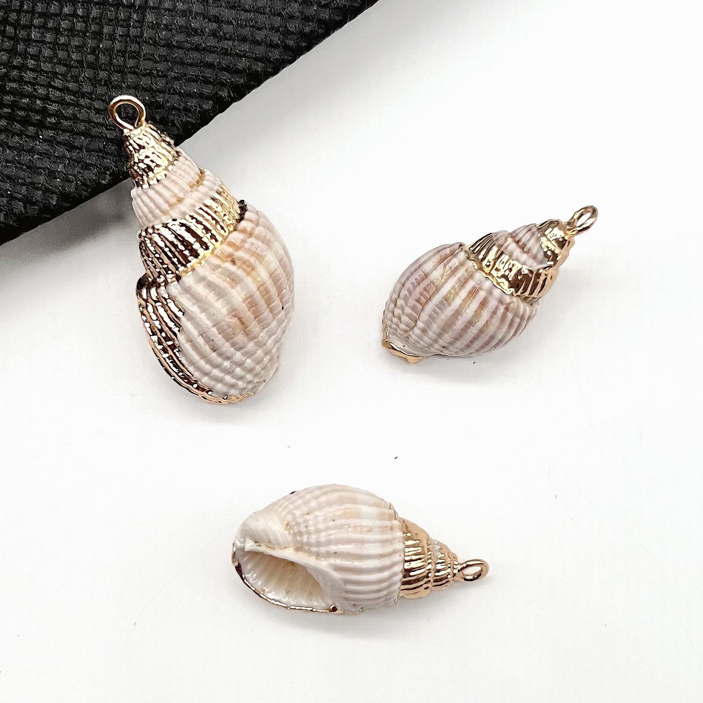 X2293 Natural sea shell with gold-gilded edges pendant for DIY handmade bracelet, necklace, earrings or other decorative accessories. Material: Natural sea shell