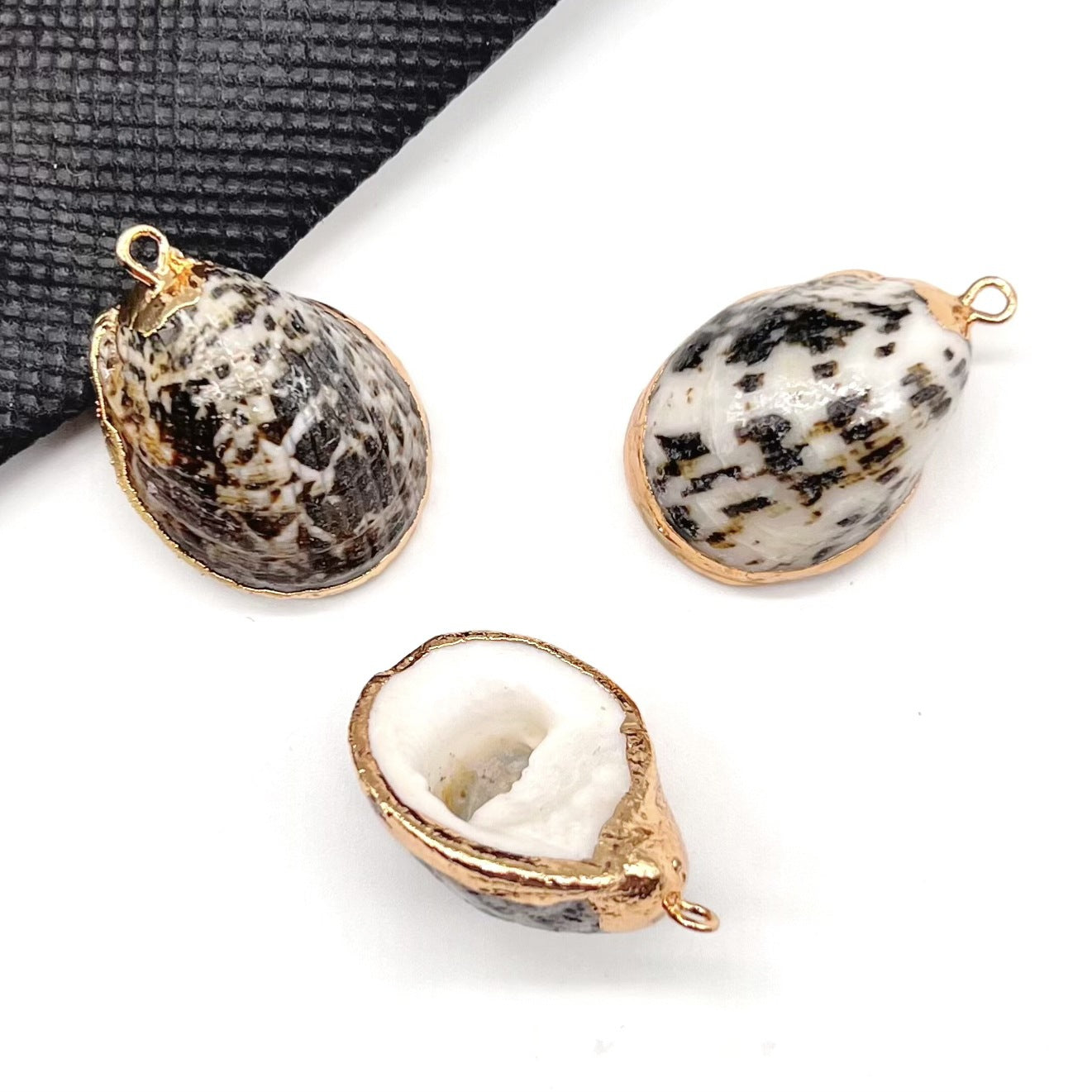 X2293 Natural sea shell with gold-gilded edges pendant for DIY handmade bracelet, necklace, earrings or other decorative accessories. Material: Natural sea shell