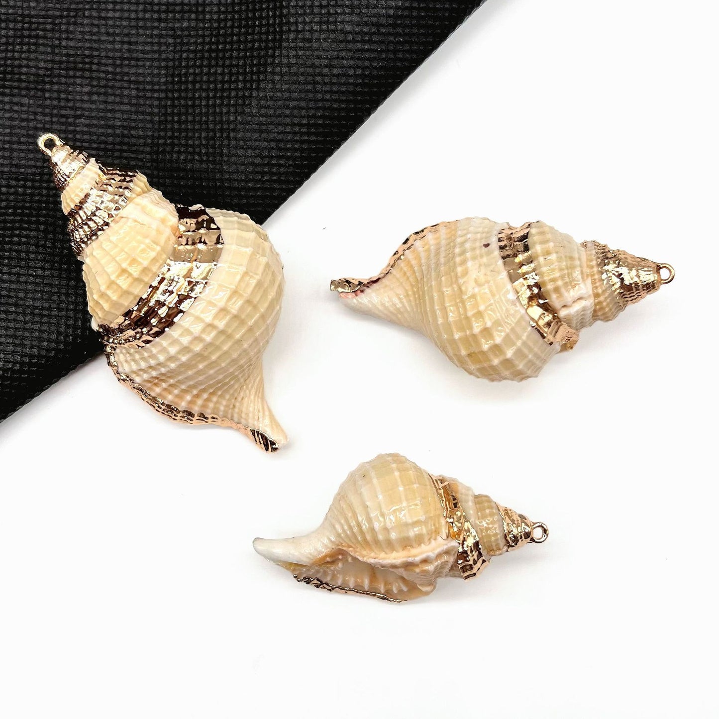 X2293 Natural sea shell with gold-gilded edges pendant for DIY handmade bracelet, necklace, earrings or other decorative accessories. Material: Natural sea shell