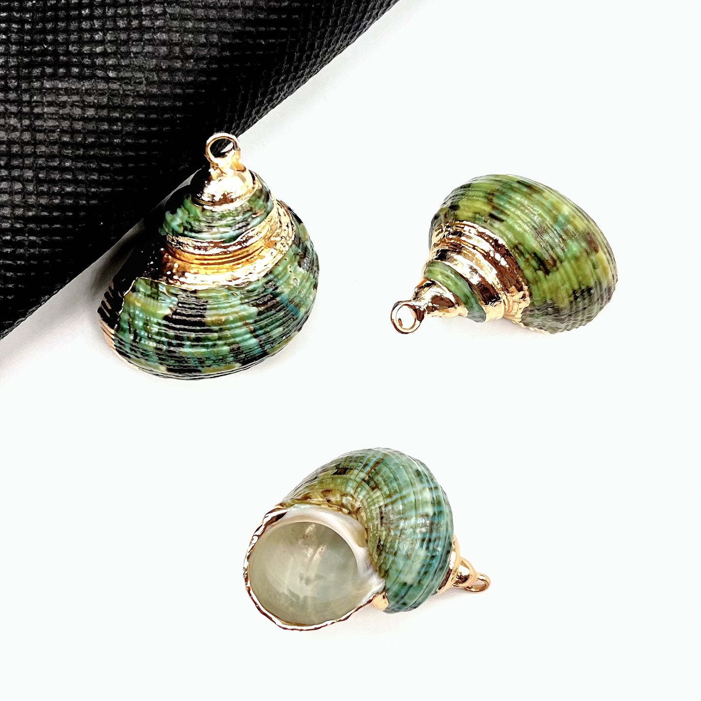X2293 Natural sea shell with gold-gilded edges pendant for DIY handmade bracelet, necklace, earrings or other decorative accessories. Material: Natural sea shell