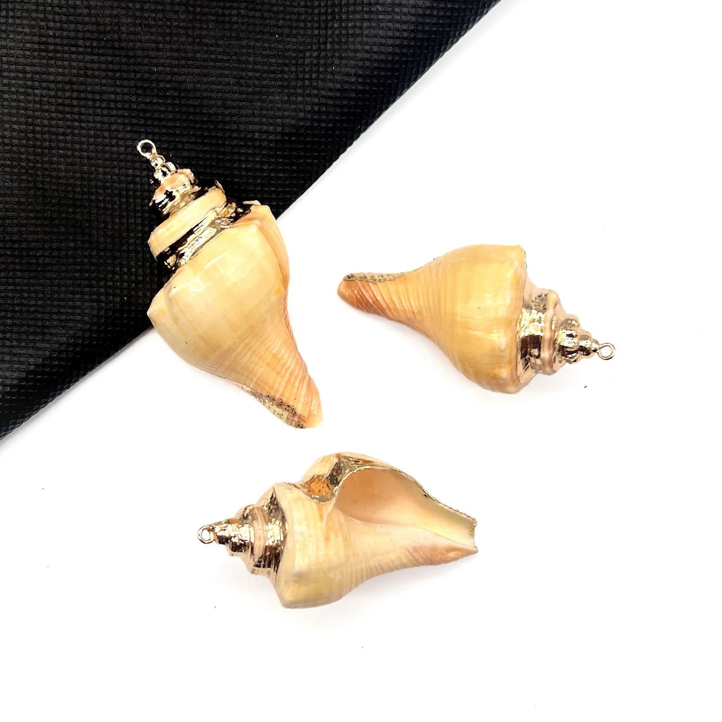 X2293 Natural sea shell with gold-gilded edges pendant for DIY handmade bracelet, necklace, earrings or other decorative accessories. Material: Natural sea shell