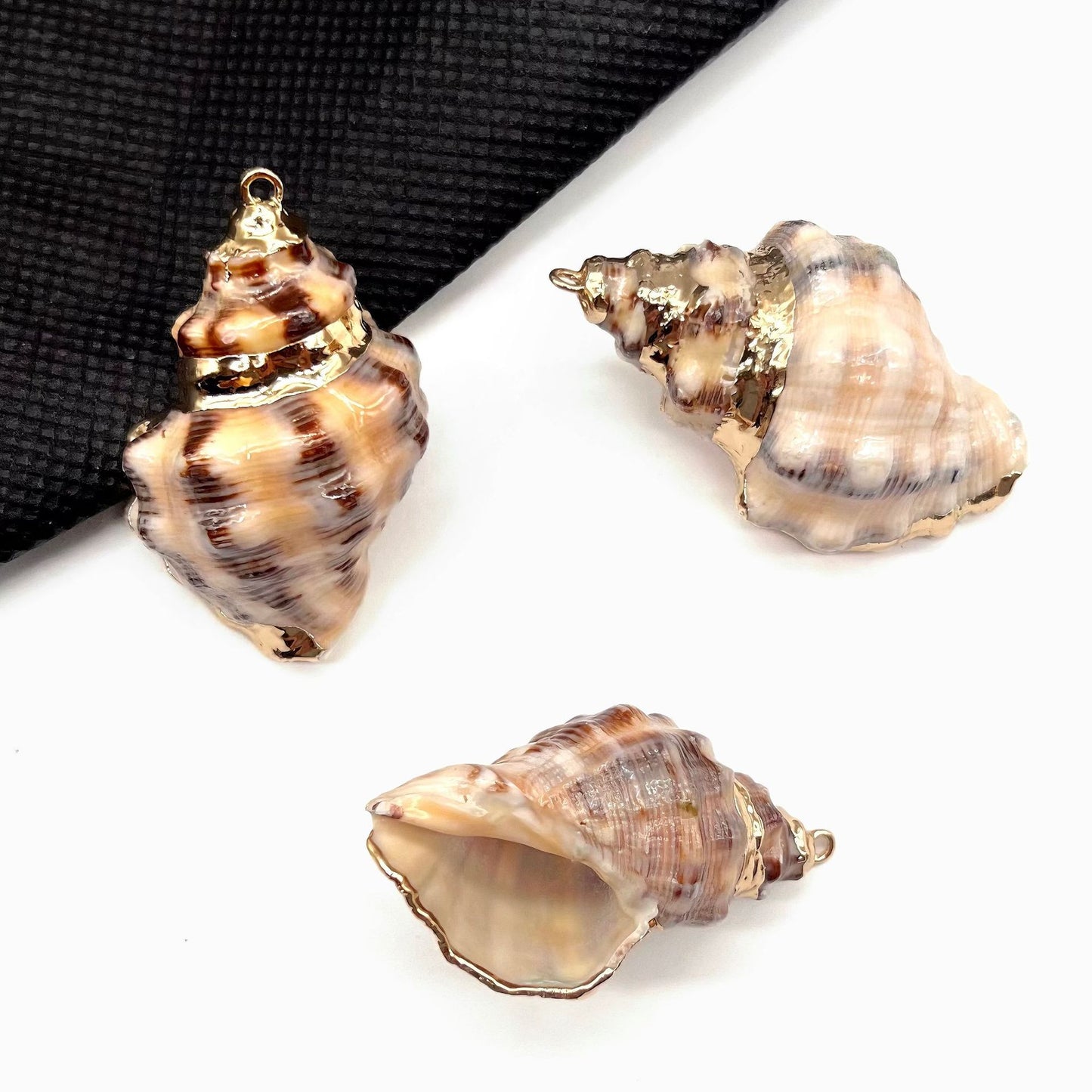 X2293 Natural sea shell with gold-gilded edges pendant for DIY handmade bracelet, necklace, earrings or other decorative accessories. Material: Natural sea shell