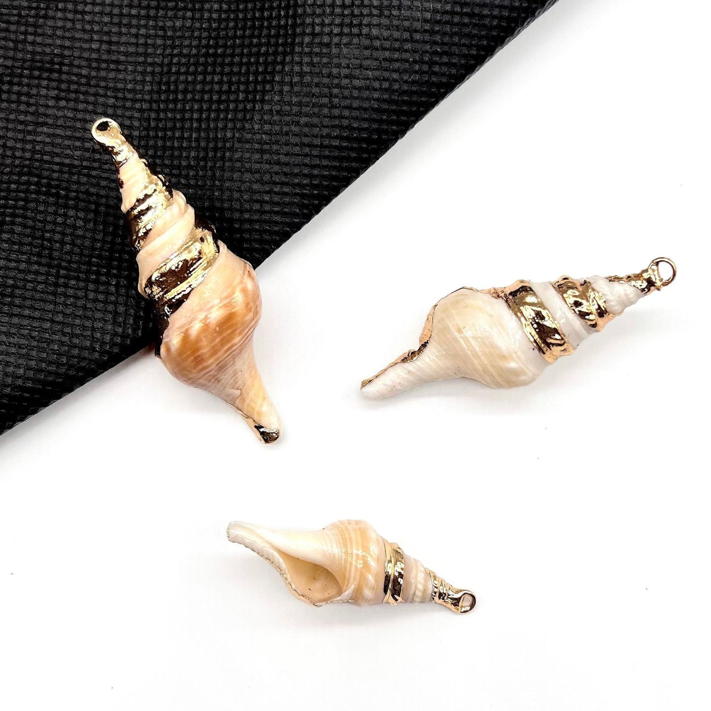 X2293 Natural sea shell with gold-gilded edges pendant for DIY handmade bracelet, necklace, earrings or other decorative accessories. Material: Natural sea shell