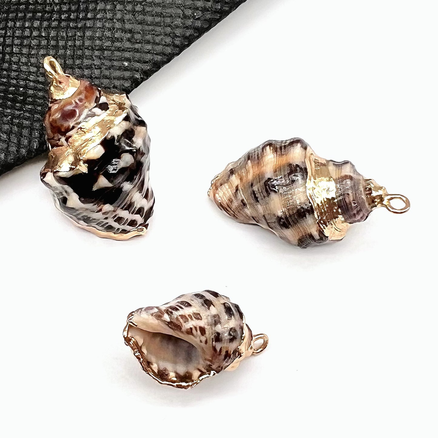 X2293 Natural sea shell with gold-gilded edges pendant for DIY handmade bracelet, necklace, earrings or other decorative accessories. Material: Natural sea shell