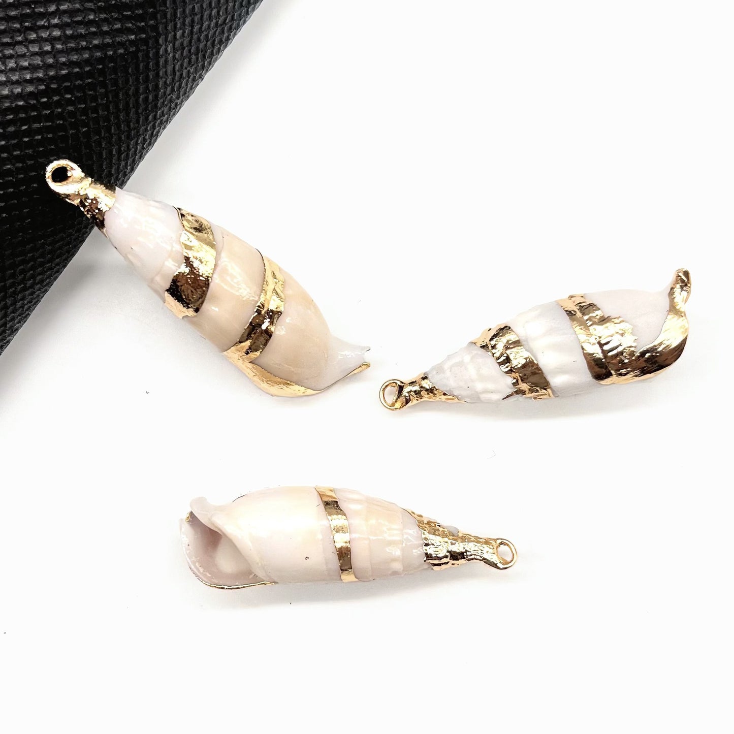 X2293 Natural sea shell with gold-gilded edges pendant for DIY handmade bracelet, necklace, earrings or other decorative accessories. Material: Natural sea shell