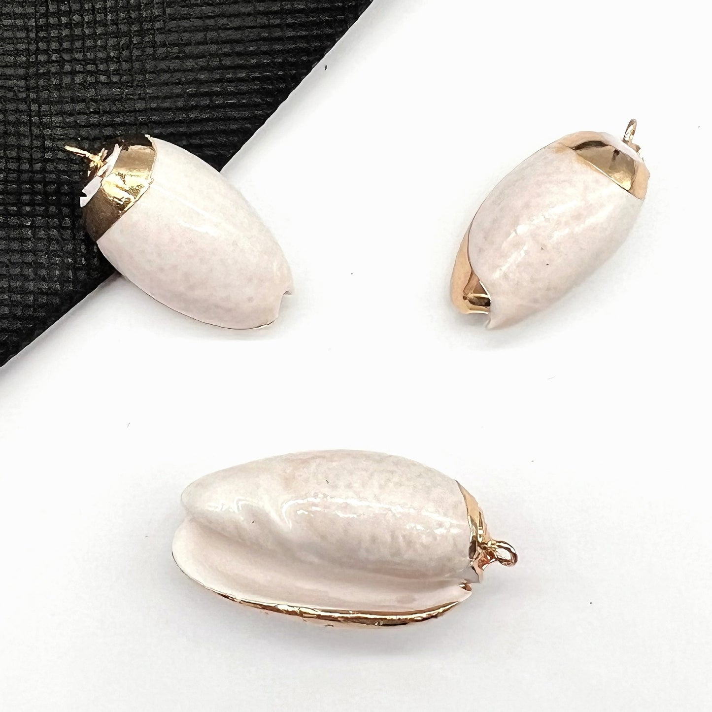 X2293 Natural sea shell with gold-gilded edges pendant for DIY handmade bracelet, necklace, earrings or other decorative accessories. Material: Natural sea shell