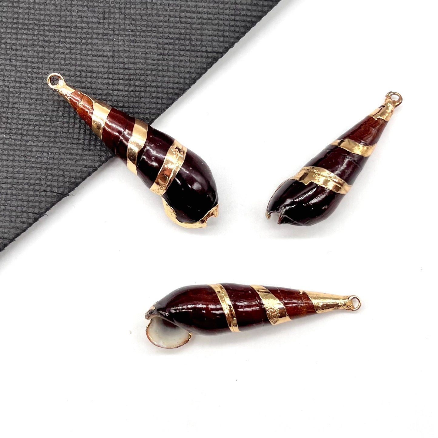 X2293 Natural sea shell with gold-gilded edges pendant for DIY handmade bracelet, necklace, earrings or other decorative accessories. Material: Natural sea shell