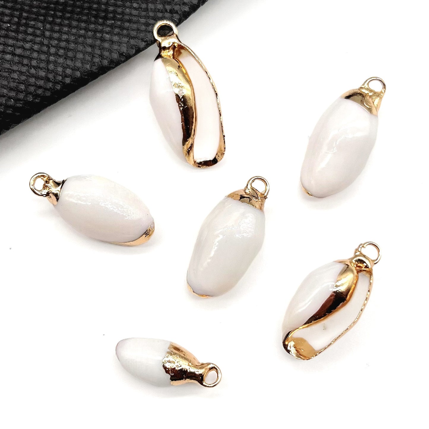 X2293 Natural sea shell with gold-gilded edges pendant for DIY handmade bracelet, necklace, earrings or other decorative accessories. Material: Natural sea shell