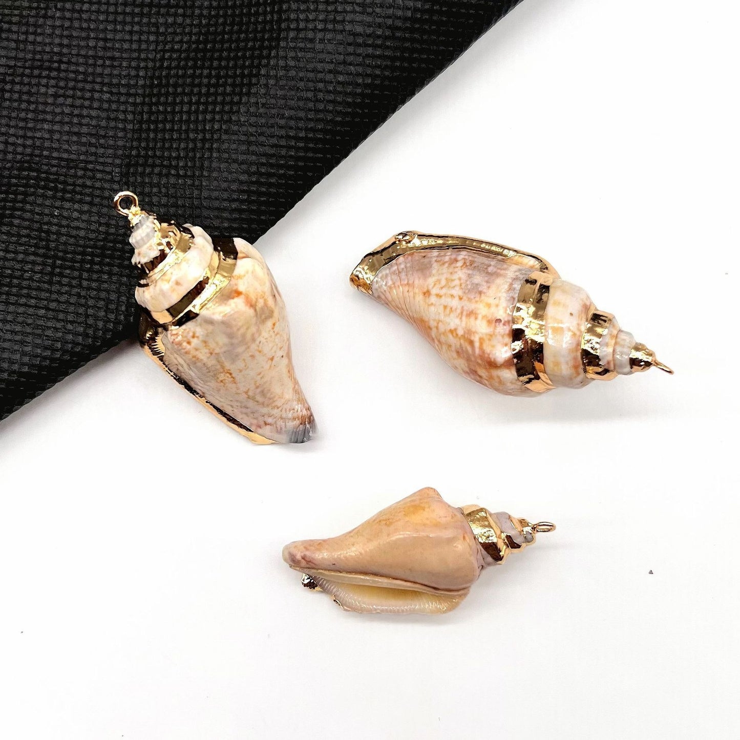 X2293 Natural sea shell with gold-gilded edges pendant for DIY handmade bracelet, necklace, earrings or other decorative accessories. Material: Natural sea shell