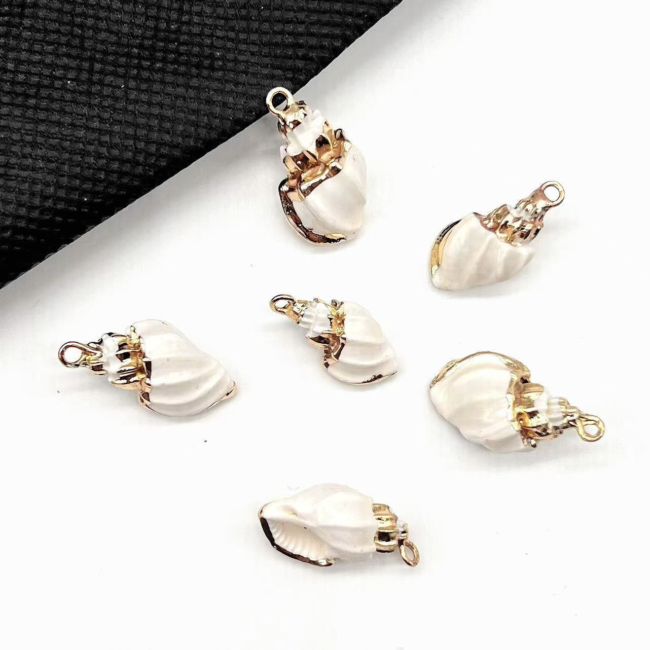 X2293 Natural sea shell with gold-gilded edges pendant for DIY handmade bracelet, necklace, earrings or other decorative accessories. Material: Natural sea shell