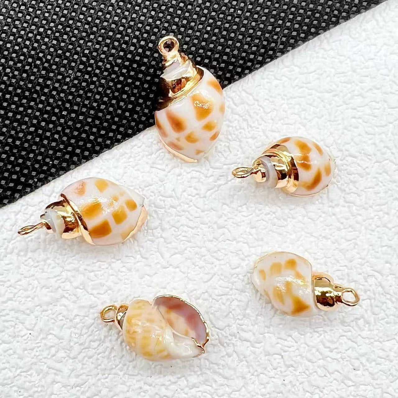 X2293 Natural sea shell with gold-gilded edges pendant for DIY handmade bracelet, necklace, earrings or other decorative accessories. Material: Natural sea shell