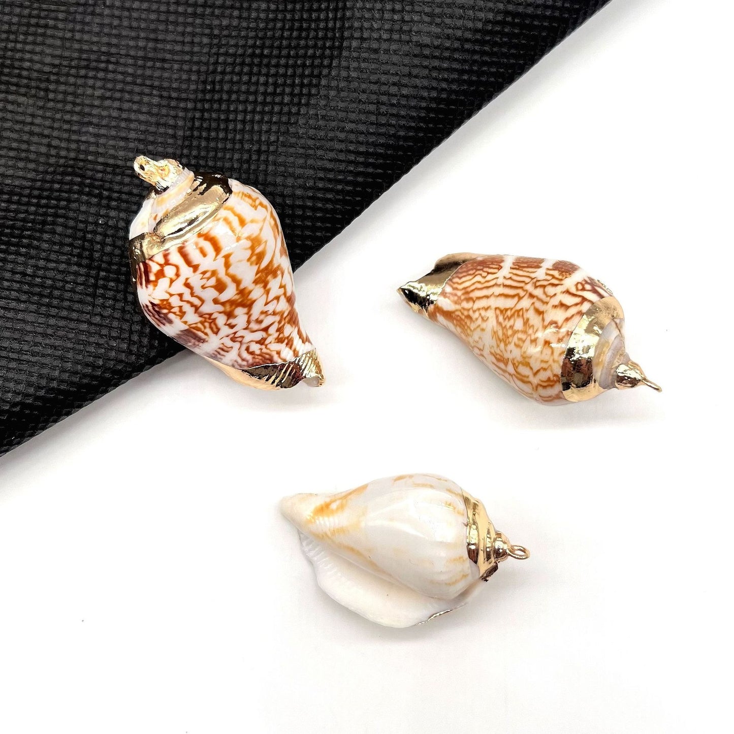 X2293 Natural sea shell with gold-gilded edges pendant for DIY handmade bracelet, necklace, earrings or other decorative accessories. Material: Natural sea shell