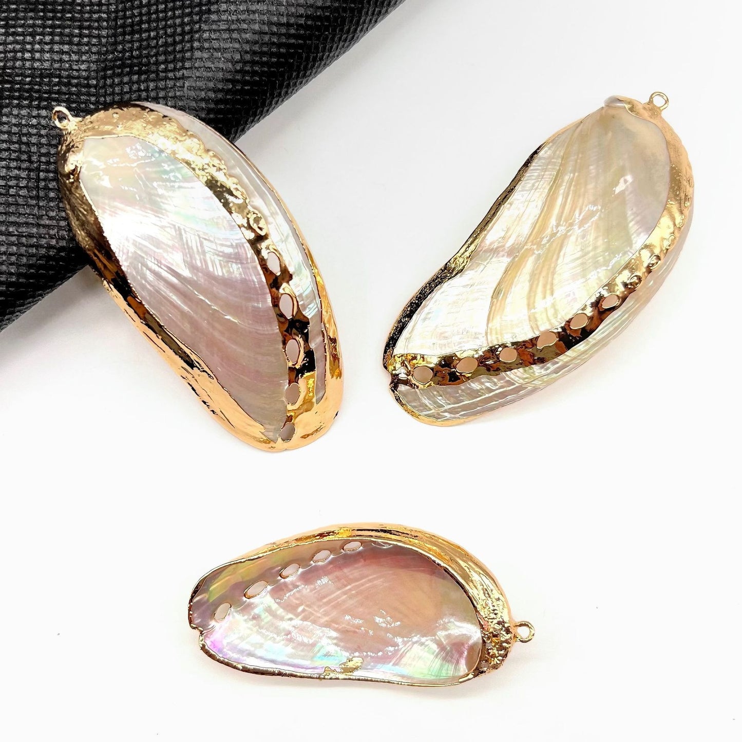 X2293 Natural sea shell with gold-gilded edges pendant for DIY handmade bracelet, necklace, earrings or other decorative accessories. Material: Natural sea shell